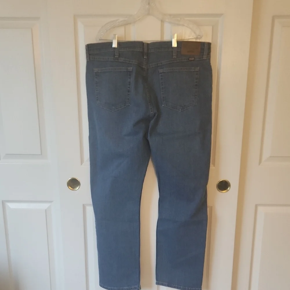 NWT Wrangler Men's Classic Medium Wash Blue Straight Fit Jeans Size 40x30
